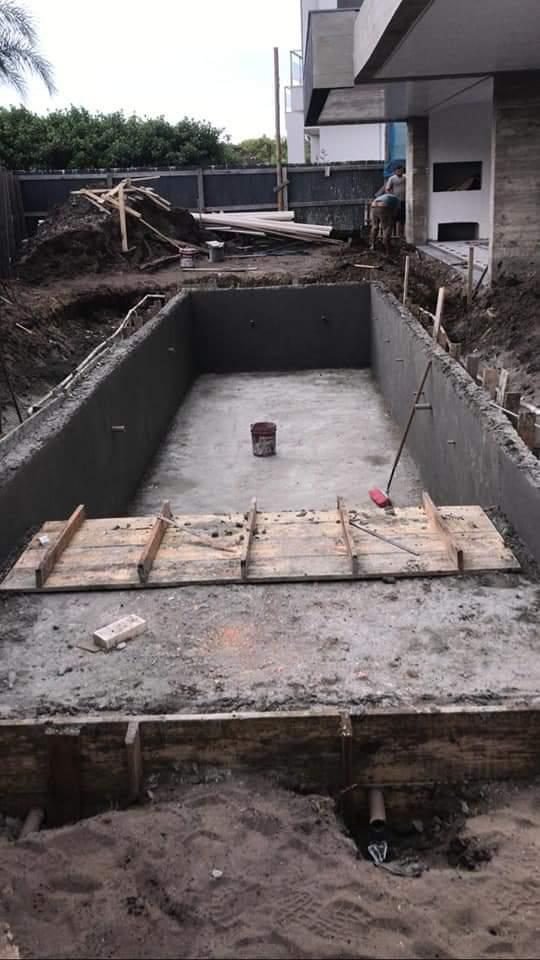 Construção da piscina em andamento