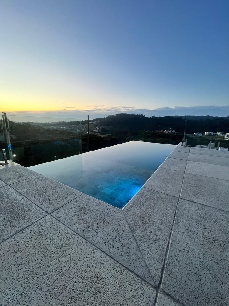 Piscina de borda infinita finalizada